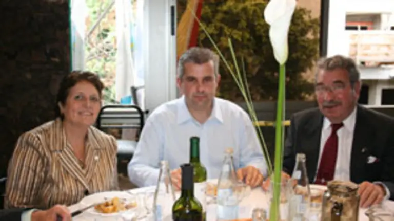  Dora Pegito, presidenta de la Sociedad; Alejandro L&oacute;pez, delegado de la Xunta en Argentina; y Horacio Pegito, presidente honorario de Vedra, en el banquete.