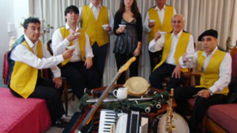  Los componentes del conjunto &lsquo;Treboeiro&rsquo; brindan con una &lsquo;taza&rsquo;.