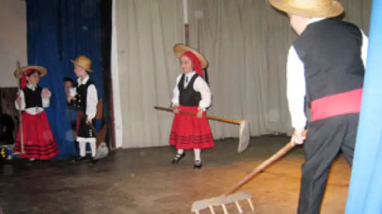  Los m&aacute;s peque&ntilde;os escenificaron la realizaci&oacute;n de las tareas del campo.