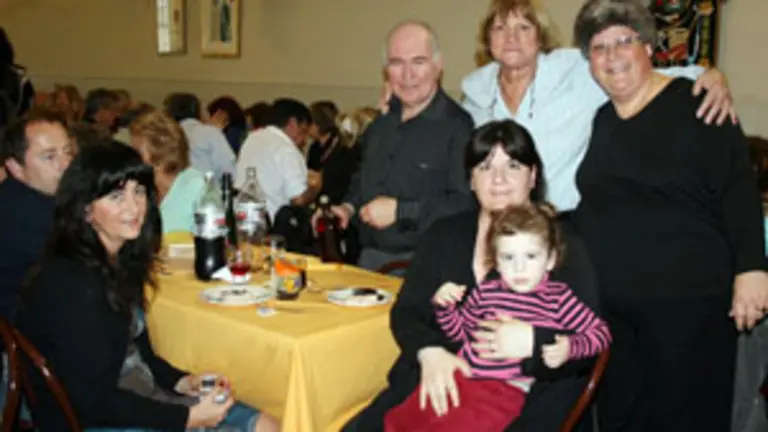 La presidenta y la secretaria de la asociaci&oacute;n junto a socios, durante la celebraci&oacute;n de la fiesta en honor de los patronos de Noia y de Rianxo. 