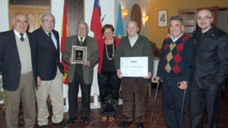  Ramos posa con el grupo de socios nacidos en Asturias, con el Reconocimiento y la placa con la cruz de la victoria.