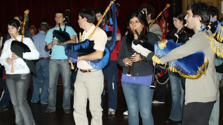  Algunos de los participantes en el curso interpretan una canci&oacute;n.