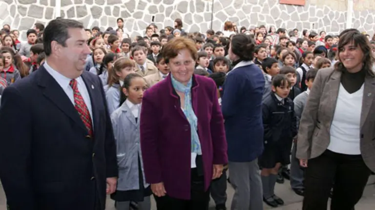 Villalobos, Ramos y Rivas, con los ni&ntilde;os del centro. 