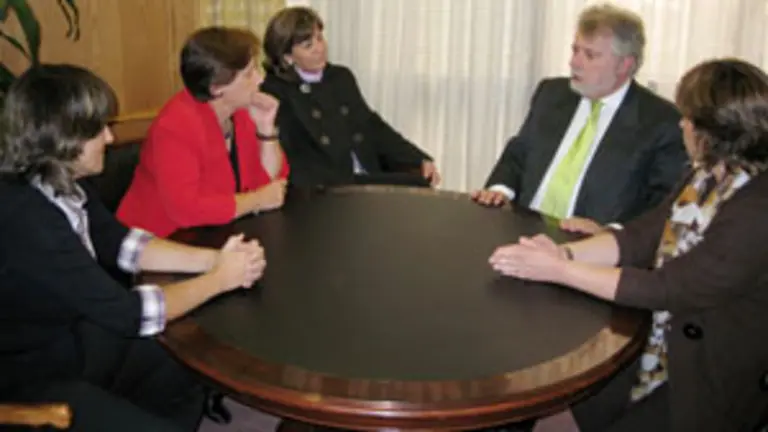  Un momento entre la reuni&oacute;n de la comitiva asturiana y el c&oacute;nsul en Chile. 