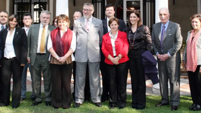  El embajador de Espa&ntilde;a en Chile &ndash;en el centro&ndash; con la consejera &ndash;a su izquierda&ndash; y la presidenta de la Colectividad de Chile &ndash;a la derecha&ndash;, acompa&ntilde;ados de la directora de la Agencia Asturiana de Emigraci&oacute;n &ndash;segunda por la izquierda