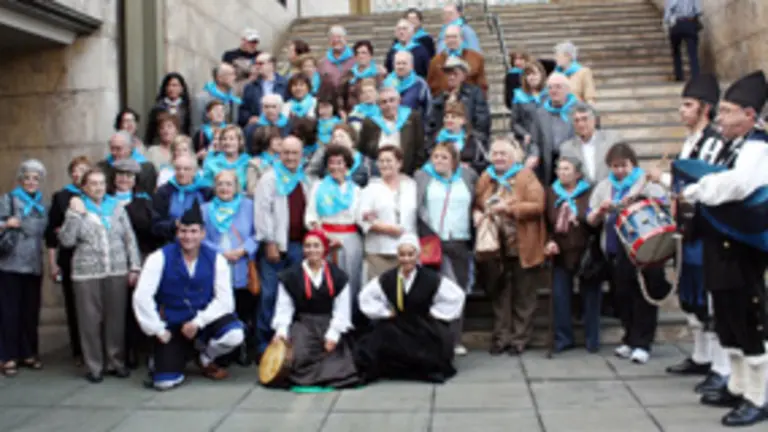 El grupo de participantes en el programa ‘Añoranza Asturias 2009’ con la viceconsejera de Emigración, Teresa Ordiz, y el presidente del Consejo de Comunidades Asturianas, Manuel Fernández de la Cera.
