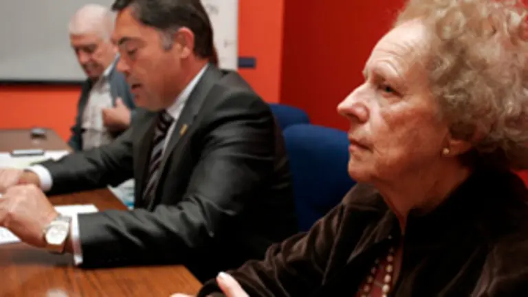  El diputado de Cultura de León, Marcos Martínez, recibe a los participantes del programa ‘Añoranza’.