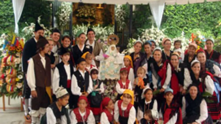  El Grupo Folkl&oacute;rico del CAC, venerando a la Patrona de Asturias.