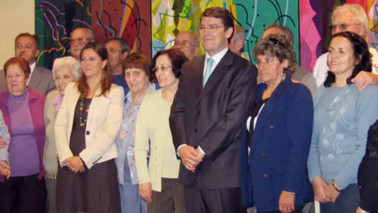  El consejero de Interior y Justicia, Alfonso Fernández Mañueco, posa junto a los integrantes de la ‘Operación Añoranza’ de Salamanca.