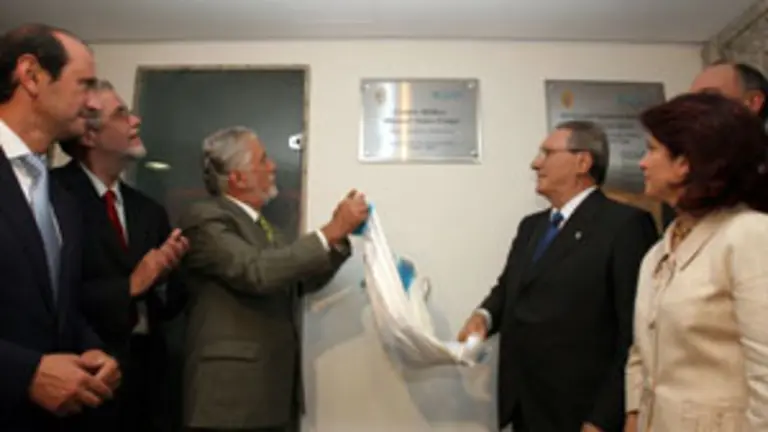 El gobernador de Bah&iacute;a y Manuel Antas descubren la placa de inauguraci&oacute;n en presencia de Louz&aacute;n.