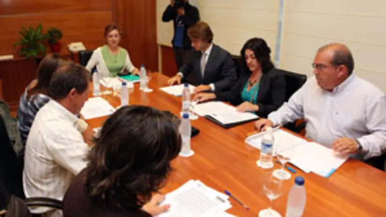 La conselleira de Facenda y los representantes sindicales, durante la reuni&oacute;n.