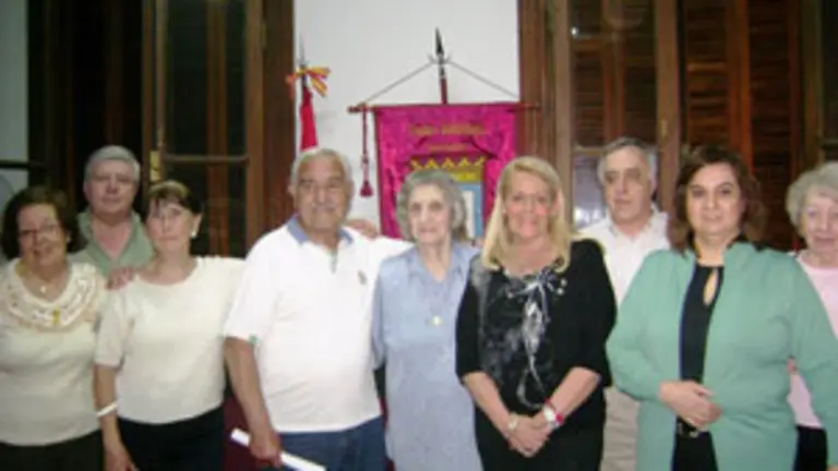 Los nuevos miembros de la comisión directiva del Centro Madrileño del Rosario tras la asamblea general.