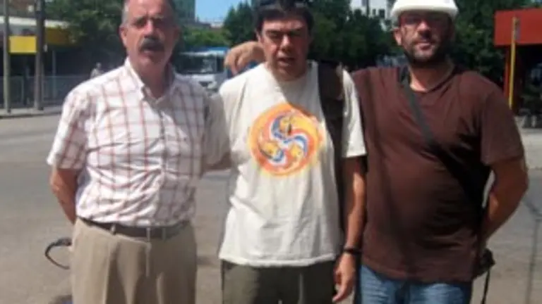 José Luis Bermúdez –1º por la izda.–, con los cantautores Pablo Madrid y Alberto Jambrina, que forman parte de la expedición en La Habana. 