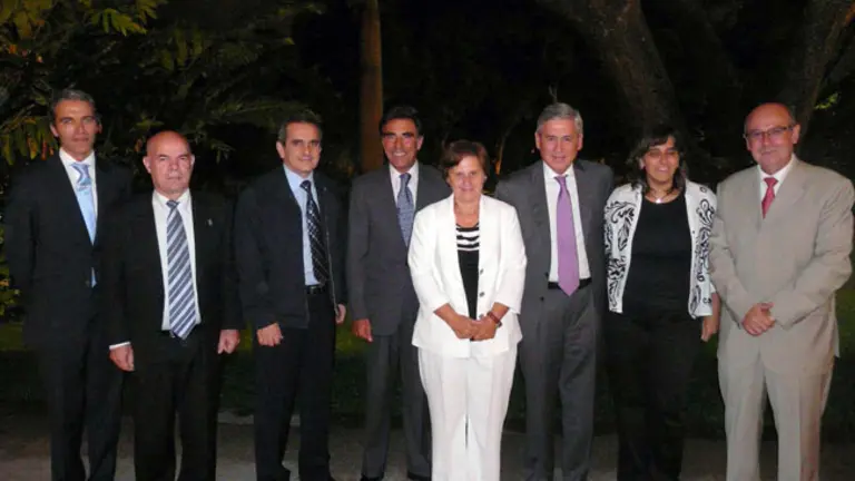 De izda. a dcha., Jorge Noval, c&oacute;nsul general adjunto; Luis Mart&iacute;nez Niembro, presidente CAC; Francisco Gonz&aacute;lez Otreo, presidente FES; An&iacute;bal Jim&eacute;nez, c&oacute;nsul general; Mar&iacute;a Jos&eacute; Ramos; D&aacute;maso de Lario, embajador de Espa&ntilde;a; Ana Rivas; y Man