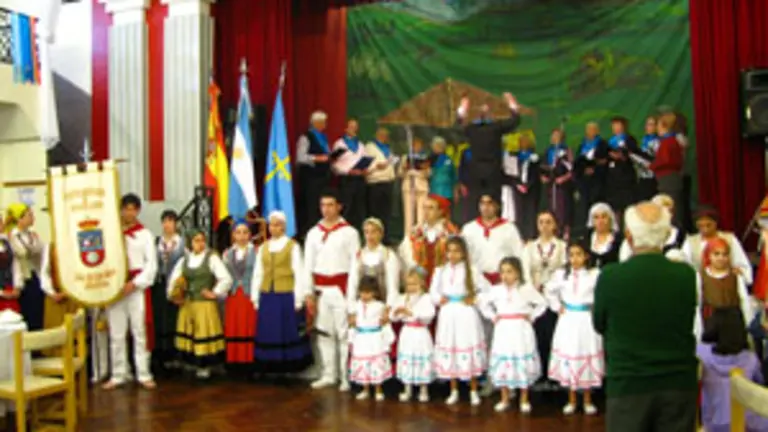 El conjunto de baile del Centro Monta&ntilde;&eacute;s de la Casa de Cantabria de Buenos Aires, acompa&ntilde;ado por el coro de la instituci&oacute;n anfitriona estuvo a cargo del espect&aacute;culo art&iacute;stico. 