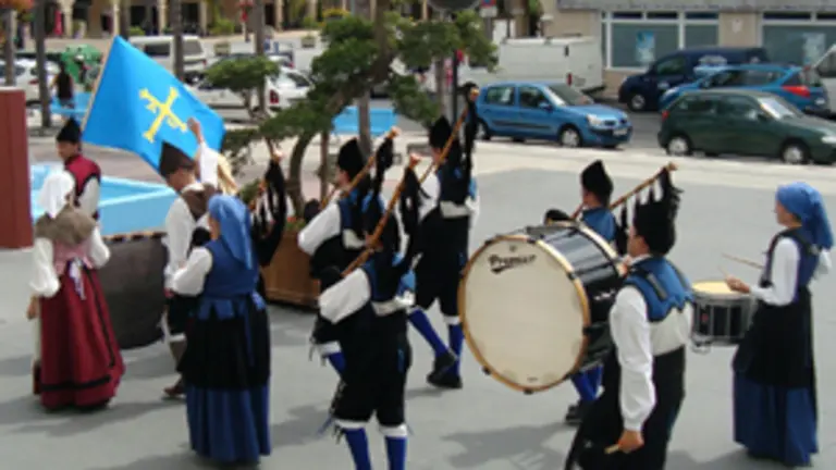 La comitiva asturiana se dirige a la recepci&oacute;n oficial en el Ayuntamiento.