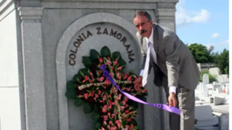  Bermúdez depositó una ofrenda de flores a los zamoranos fallecidos en Cuba.