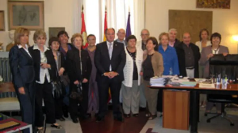 Enrique Martín, junto a los participantes en el programa \\\'Añoranza\\\' en su despacho de la Diputación.