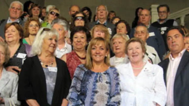 Isabel Carrasco posa junto a los participantes en el programa \'Añoranza\' en la sede de la Diputación.