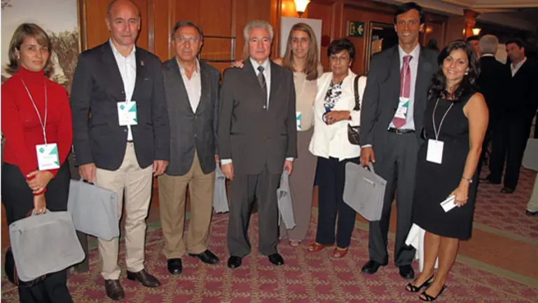  Santiago Camba y Andrea Paredes, presidenta del Hospital &ndash;en el centro&ndash;, junto a otros congresistas.
