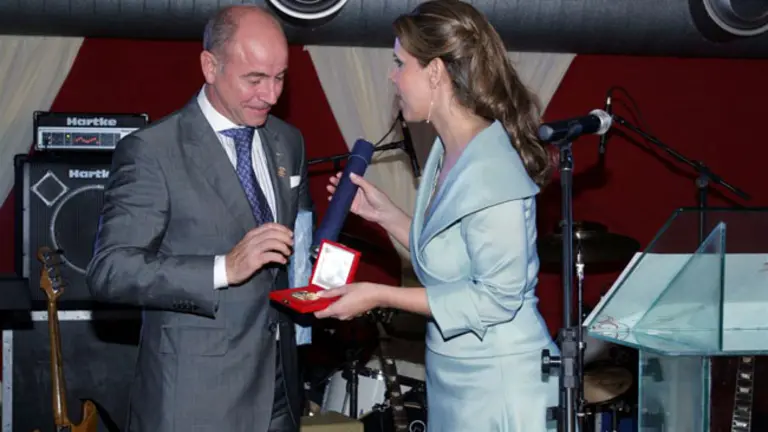 Santiago Camba recibe la medalla de oro del Hospital Espa&ntilde;ol, de manos de su presidenta.