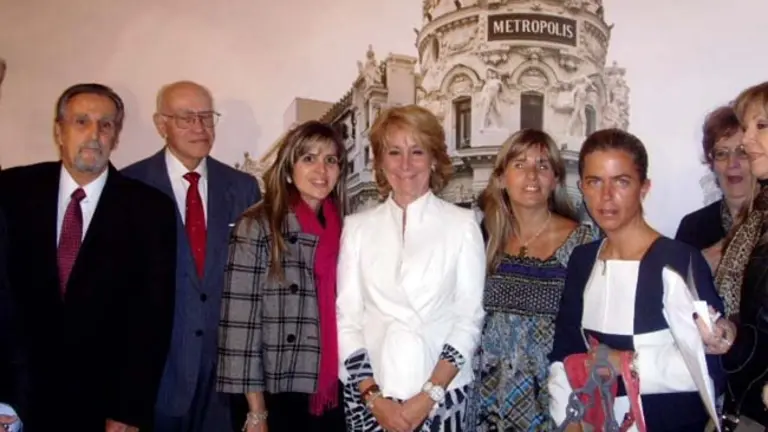 Esperanza Aguirre y Victoria Cristóbal posan con miembros de la colectividad madrileña en México. 