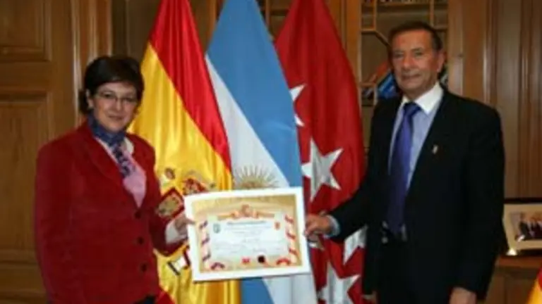 La junta directiva de la Casa de Madrid reconoció la labor de nuestra corresponsal en Argentina, Mariana Ruiz.