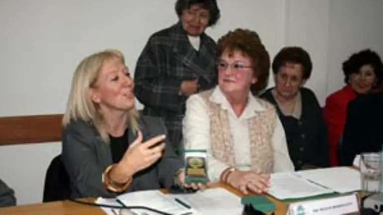 Berzosa entrega una medalla de reconocimiento a la presidenta del Museo y Ateneo de Estudios Históricos de Nueva Pompeya, Nilda Magnaghi.