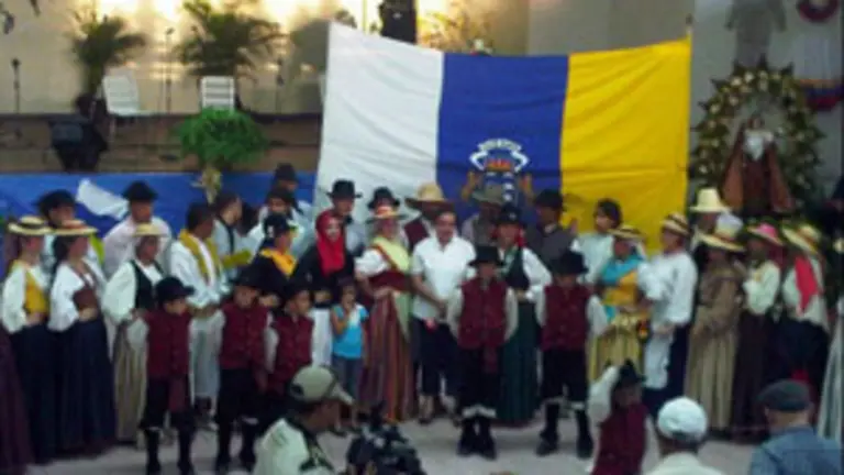  Homenaje a María Elba Lorenzo Hernández –en el centro con blusa blanca– en el 18º aniversario de ‘Jardín Canario’.