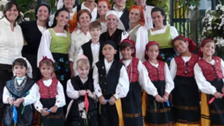 Ana Rivas, M&ordf; Jos&eacute; Ramos y Luis Mart&iacute;nez Niembro, con los ni&ntilde;os del CAC. 