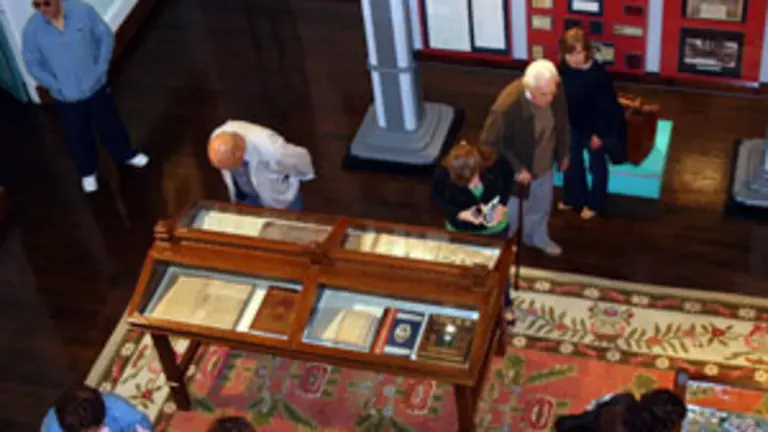 Los participantes de la Operaci&oacute;n A&ntilde;oranza recorren una de las salas del Archivo de Indianos. 