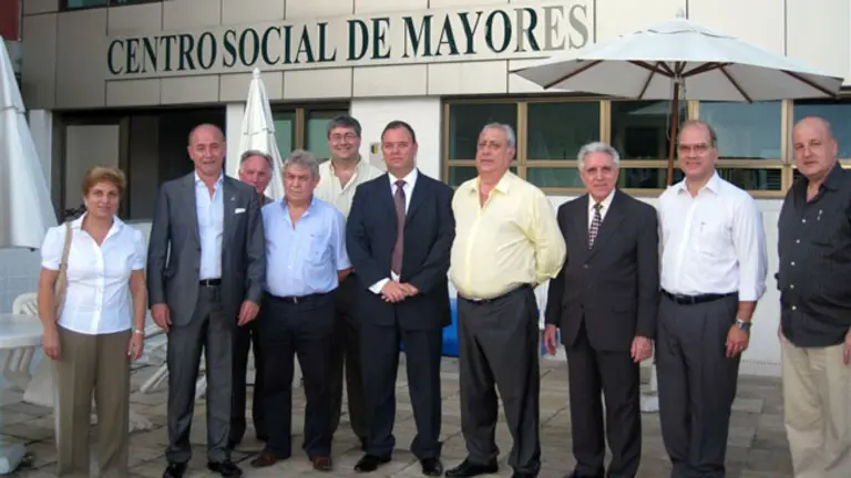  Santiago Camba, con la directiva de la Casa de Espa&ntilde;a en el Centro de D&iacute;a.