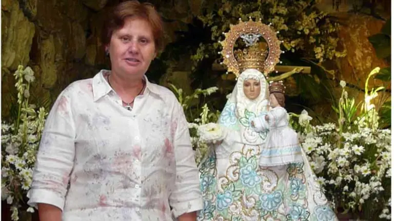  Mar&iacute;a Jos&eacute; Ramos, junto a la imagen de la Santina.