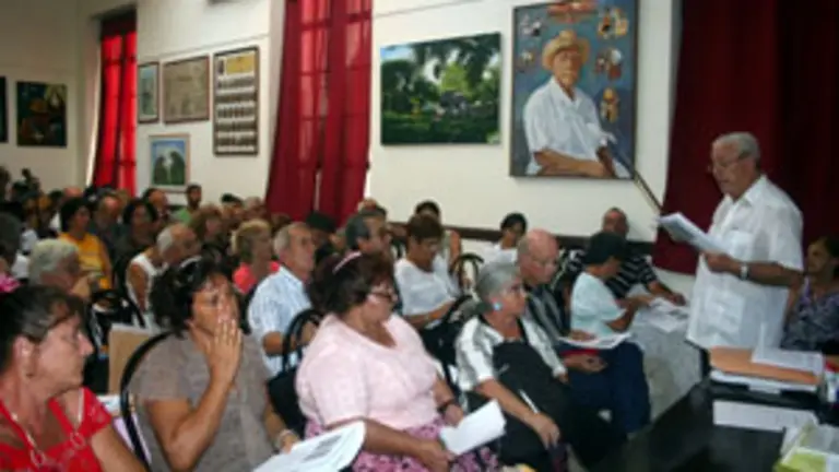 Carmelo González se dirige a los miembros de la asociación. 