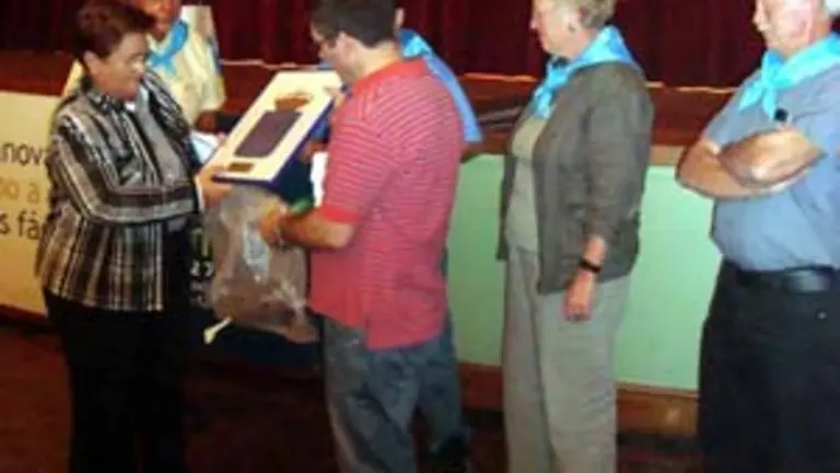 Teresa Ordiz entrega la plaza a responsables del Centro en Lausanne. 