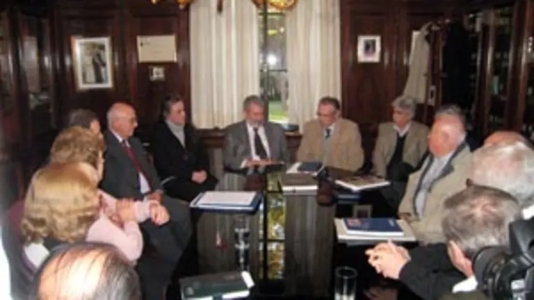 Manuel Barros, durante su reuni&oacute;n con la directiva del Hogar Espa&ntilde;ol. 