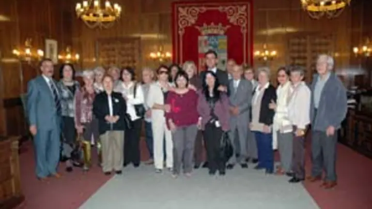 Fernando Martínez Maíllo, presidente de la Diputación, con los 19 integrantes de la ‘Operación Añoranza’. 
