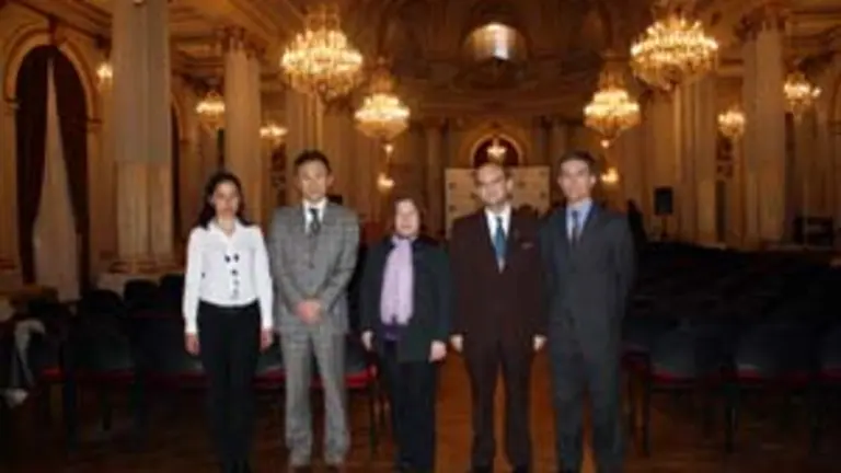 En el salón dorado, el matrimonio Murata, Alonso, Rodríguez Velasco y Fernández. 