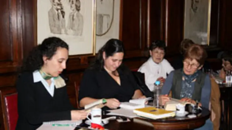 D&eacute;bora Campos y Andrea Cobas, dirigiendo el ciclo. 