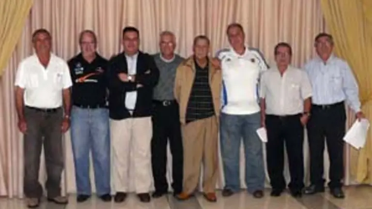 De izda. a dcha., Manuel Guisamonde y Ra&uacute;l Ar&aacute;n, vocales; Richard Barreiro y Olmedo, Jes&uacute;s Tac&oacute;n, Juan Antonio Oti y Antonio Fabal, vicesecretario, vicepresidente, presidente y tesorero, respectivamente; Jos&eacute; Rodr&iacute;guez Noya, vocal; y Jos&eacute; Mart