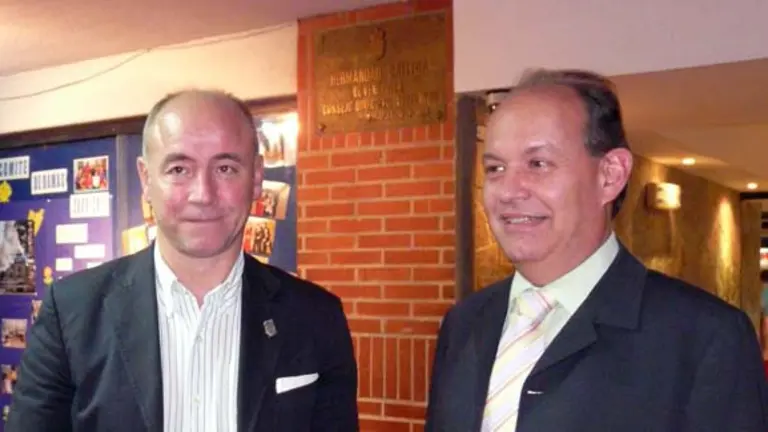  Santiago Camba y Antonio Pi&ntilde;&oacute;n, presidente de la Hermandad Gallega de Venezuela, en la sede de la entidad.