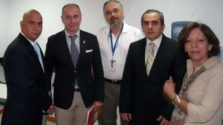 Luis Couto Nogueira, Santiago Camba Bouzas, Alfredo Rajoy Troiti&ntilde;o y Josefina Ben&iacute;tez Quintero, en uno de los consultorios de la FES. 