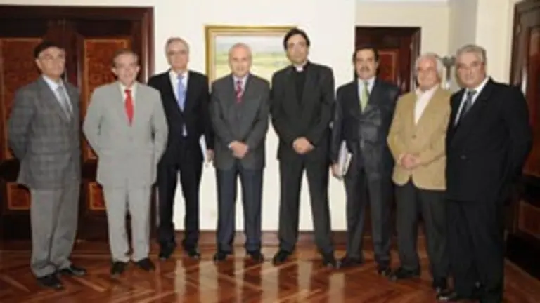  Jos&eacute; Ram&oacute;n &Oacute;nega &ndash;4&ordm; izda.&ndash;, junto a los asistentes al encuentro de la pasada semana en Madrid.