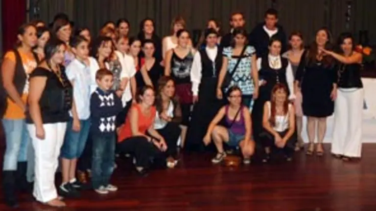  Componentes de &lsquo;Leil&iacute;a&rsquo; y &lsquo;A Nosa Galiza&rsquo; posan en el sal&oacute;n donde actuaron ambos grupos.