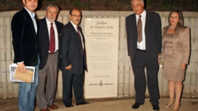  Alg&uacute;ns dos asistentes &aacute; inauguraci&oacute;n, xunto a placa que da nome aos xard&iacute;ns.