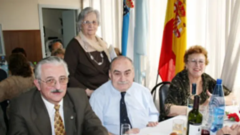  De dcha. a izda.: M. del Carmen Ara&uacute;jo, presidenta de la asociaci&oacute;n viguesa; a su lado, Juan Rodr&iacute;guez, presidente del Centro Gallego de Avellaneda, y Jos&eacute; Pante&oacute;n, del C&iacute;rculo de Valle Mi&ntilde;or. Detr&aacute;s Nilda Pallares.