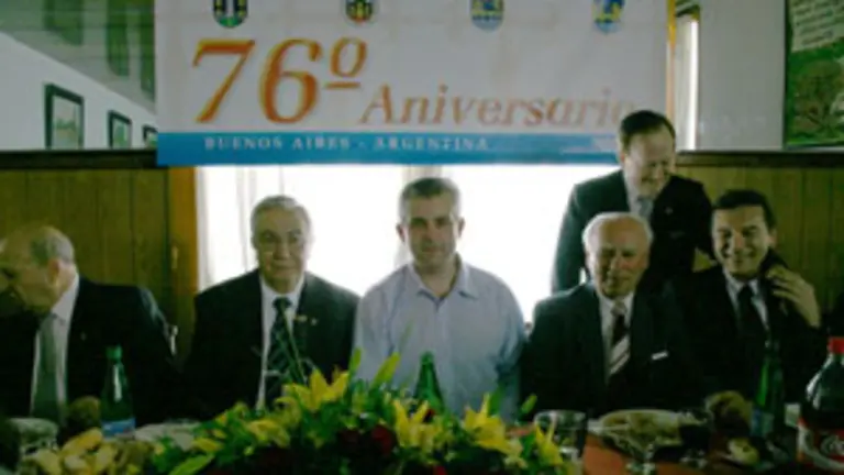  En el centro, Alejandro L&oacute;pez, delegado de la Xunta en Argentina; Manuel Eiranova, presidente de Casa Galicia; Pamp&iacute;n Cagide, de la Uni&oacute;n de Asociaciones Gallegas; Jos&eacute; Vila, del Centro Galicia; y Jos&eacute; L. Garc&iacute;a Morales.