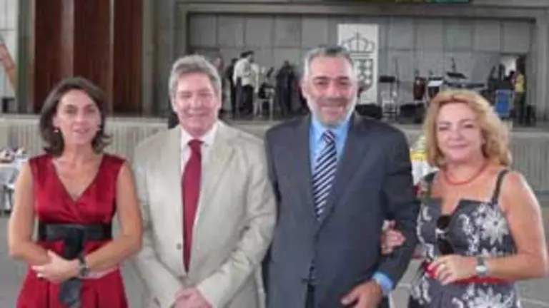  La concejala M&ordf; Montserrat Maceiras, Jos&eacute; Manuel Ferro, presidente de Fillos da Estrada, el alcalde estradense, Jos&eacute; Antonio Dono, y su esposa, en el festejo.