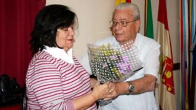  El presidente del Hogar Canario, Carmelo González, recibió a Guillermina Hernández.
