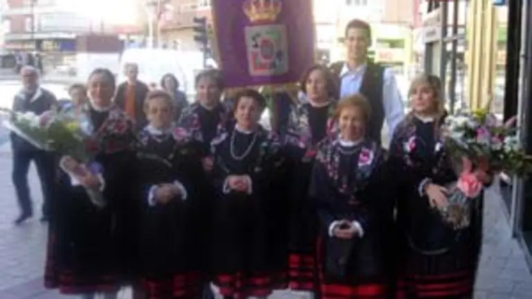   Las mujeres que acudieron ataviadas con el traje típico de Soria. 